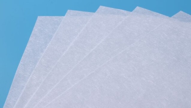 Quartz fiber veil for surface layers and laminates